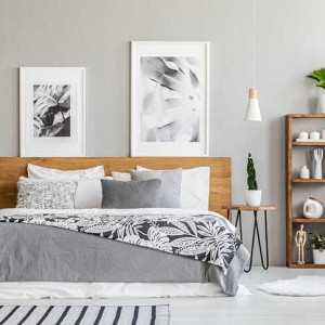 اتاق خواب طوسی و سفید با تخت و اکسسوری های چوبی