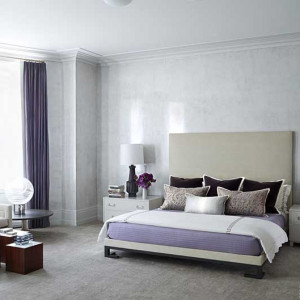 اتاق خواب طوسی و بنفش و کرم با دیوارهای طوسی، تخت و مبل کرم، روتختی و پرده بنفش