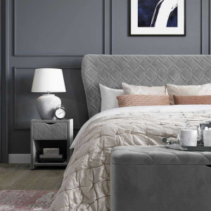 اتاق خواب طوسی نئوکلاسیک با دیوارهای طوسی تیره و روتختی طوسی روشن