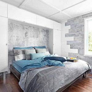 اتاق خواب طوسی و آبی و سفید با دیوارهای طوسی سفید و روتختی آبی