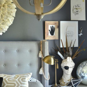 اتاق خواب طوسی و طلایی با دیوار و تخت طوسی و اکسسوری های طلایی