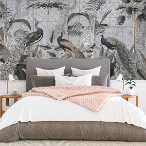 اتاق خواب طوسی و سفید و صورتی دو نفره با کاغذ دیواری طوسی نخل و طاووس، روتختی سفید و شال تخت صورتی