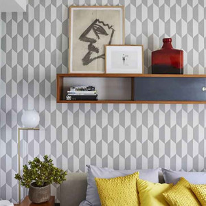 اتاق خواب طوسی و سفید و زرد با کاغذ دیواری و روتختی طوسی سفید و بالش های زرد