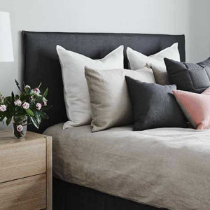 اتاق خواب طوسی سفید یک نفره با روتختی طوسی روشن و تخت پارچه ای مشکی