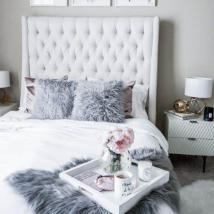 اتاق خواب طوسی و سفید با شال تخت طوسی و روتختی سفید