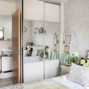 دکوراسیون اتاق خواب کوچک تک نفره با دیوار آینه کاری شده