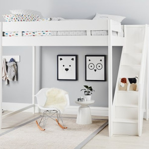 دکوراسیون اتاق خواب کوچک کودک سفید طوسی با ست تخت دو بقه با میز تحریر