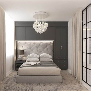 دکوراسیون اتاق خواب کوچک دو نفره طوسی سفید با دیوار قفسه بندی شده و تخت پارچه ای