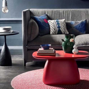 دکوراسیون طوسی و قرمز نشیمن با دیوار و مبل طوسی تیره و میز جلومبلی و کوسن قرمز