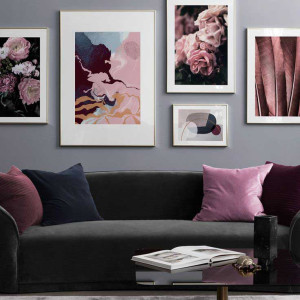 دکوراسیون طوسی و صورتی با دیوار طوسی، مبل مشکی و کوسن و تابلوهای صورتی