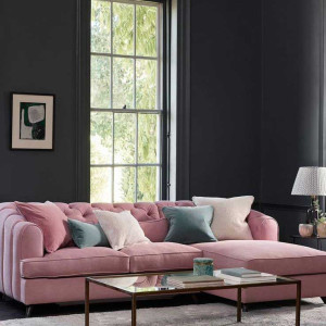 دکوراسیون طوسی و صورتی نشیمن نئوکلاسیک با دیوارهای خاکستری تیره و مبل ال صورتی