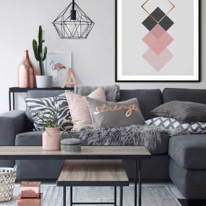 دکوراسیون طوسی و سفید نشیمن مدرن با دیوارهای سفید، مبل ال طوسی تیره و اکسسوری های مسی