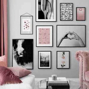 دکوراسیون طوسی و صورتی نشیمن دخترانه با دیوار طوسی و مبل و کوسن و پرده صورتی