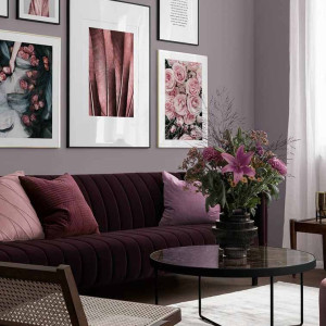 دکوراسیون طوسی و صورتی نشیمن با دیوار طوسی و مبل و تابلوهای دکوری صورتی