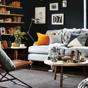 دکوراسیون طوسی مشکی نشیمن صنعتی با مبل طوسی و دیوارهای مشکی