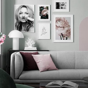 دکوراسیون طوسی و صورتی و سبز با دیوار و مبل خاکستری و کوسن و تابلو صورتی