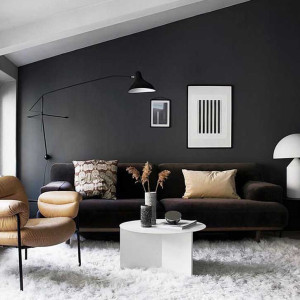 دکوراسیون طوسی سفید با دیوار تاکیدی طوسی تیره و مبل قهوه ای تیره