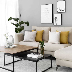 دکوراسیون طوسی و کرم نشیمن مدرن با دیوار طوسی، مبل کرم و کوسن زرد و سفید