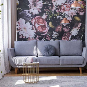 دکوراسیون طوسی و مشکی و سفید نشیمن کوچک با دیوار تاکیدی پوستر طرح گل