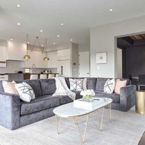 دکوراسیوت طوسی و سفید خانه مدرن با مبل و کفپوش خاکستری