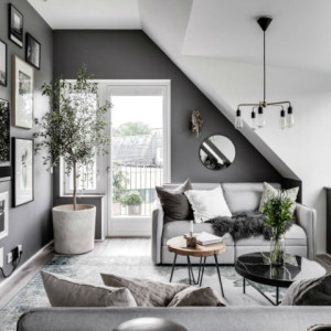 دکوراسیون طوسی و سفید نشیمن با دیوارها و مبلمان طوسی روشن و تیره