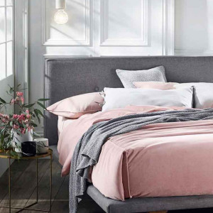 رنگ اتاق خواب سفید و طوسی و صورتی با دیوارهای سفید و تخت طوسی و روتختی صورتی