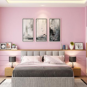 رنگ اتاق خواب صورتی و طوسی و سفید با دیوار تاکیدی صورتی و تخت طوسی