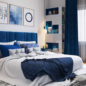 رنگ اتاق خواب سفید و آبی با دیوار و روتختی سفید و تخت و پرده آبی تیره