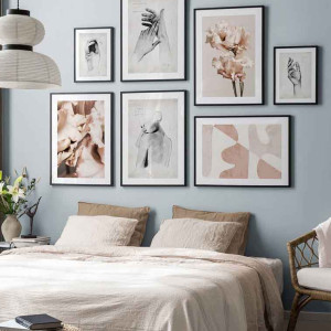 رنگ اتاق خواب آبی و سفید و قهوه ای با دیوار آبی و روتختی سفید