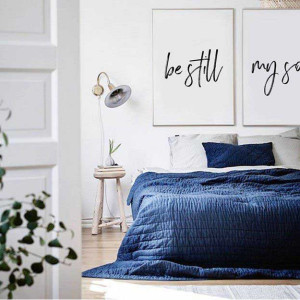 رنگ اتاق خواب آبی و سفید با دیوارهای سفید و روتختی آبی