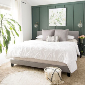 رنگ اتاق خواب سبز و سفید و طوسی با دیوار تاکیدی سبز و تخت طوسی و روتختی سفید