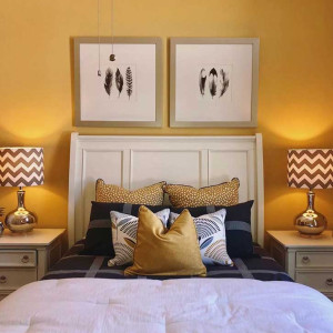 رنگ اتاق خواب زرد و سفید و مشکی با دیوار زرد و تخت سفید