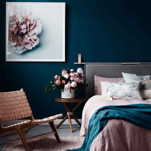 رنگ اتاق خواب آبی و صورتی و طوسی با دیوار آبی تیره و روتختی صورتی و تخت طوسی