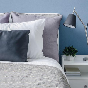 رنگ اتاق خواب آبی و سفید و طوسی