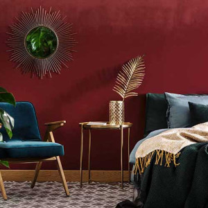 رنگ اتاق خواب قرمز و طوسی با دیوار قرمز و روتختی طوسی