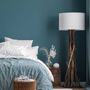 رنگ اتاق خواب آبی و سفید با دیوار و روتختی آبی