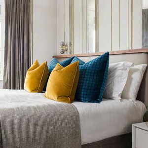 رنگ اتاق خواب سفید و کرم و آبی و زرد