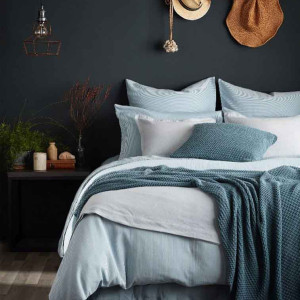 رنگ اتاق خواب مشکی و آبی با دیوار مشکی و روتختی آبی روشن