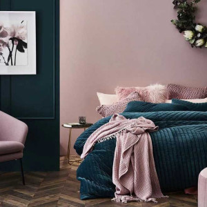 رنگ اتاق خواب صورتی و سبز با دیوار صورتی و روتختی سبز تیره