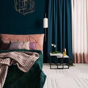 رنگ اتاق خواب آبی و صورتی و سبز با دیوار و پرده آبی تیره و تخت صورتی و روتختی سبز تیره