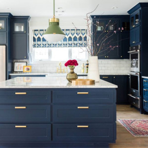 جزیره و کابینت آبی تیره آشپزخانه با اپن و بین کابینتی سفید