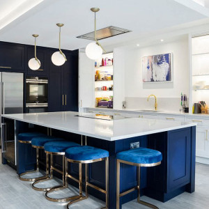 جزیره و کابینت آبی تیره آشپزخانه با سنگ اپن سفید