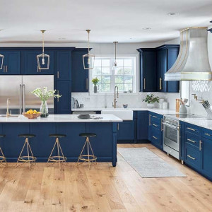 جزیره و کابینت آبی تیره آشپزخانه با اپن و بین کابینتی سفید