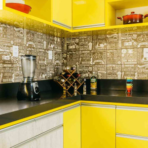 کابینت زرد لیمویی آشپزخانه مدرن با اپن و پیشخوان مشکی
