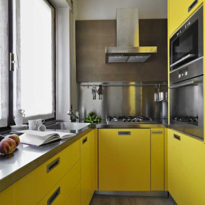 کابینت زرد لیمویی آشپزخانه مدرن کوچک با اپن و پیشخوان مشکی