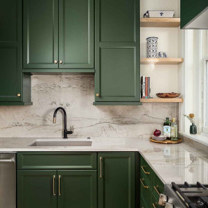 کابینت سبز آشپزخانه نئوکلاسیک با سنگ اپن مرمری سفید