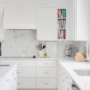 جزیره و کابینت سفید آشپزخانه با سنگ اپن سفید