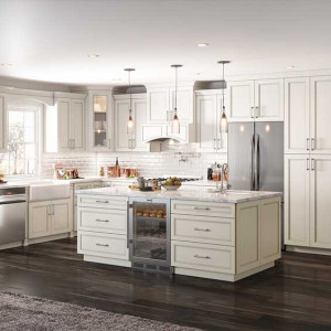 جزیره و کابینت سفید کرم آشپزخانه نئوکلاسیک با سنگ اپن سفید