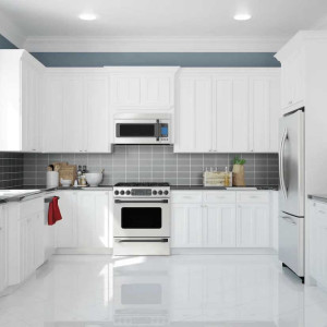 کابینت سفید آشپزخانه با سنگ مرمر و بین دیواری مشکی