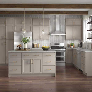 جزیره و کابینت طوسی بژ آشپزخانه نئوکلاسیک